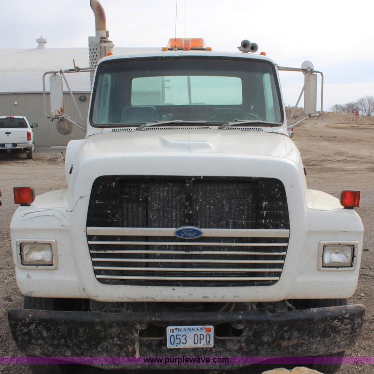 image for item H1417 1992 Ford LT9000 semi tractor