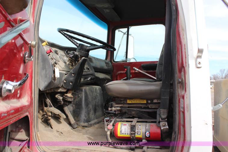 image for item H1417 1992 Ford LT9000 semi tractor