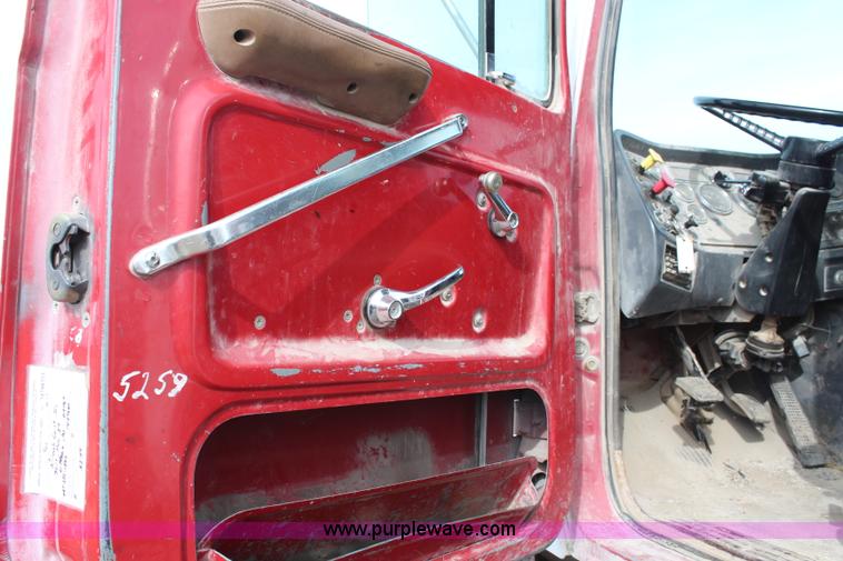 image for item H1417 1992 Ford LT9000 semi tractor