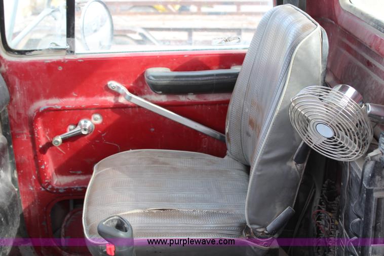 image for item H1417 1992 Ford LT9000 semi tractor