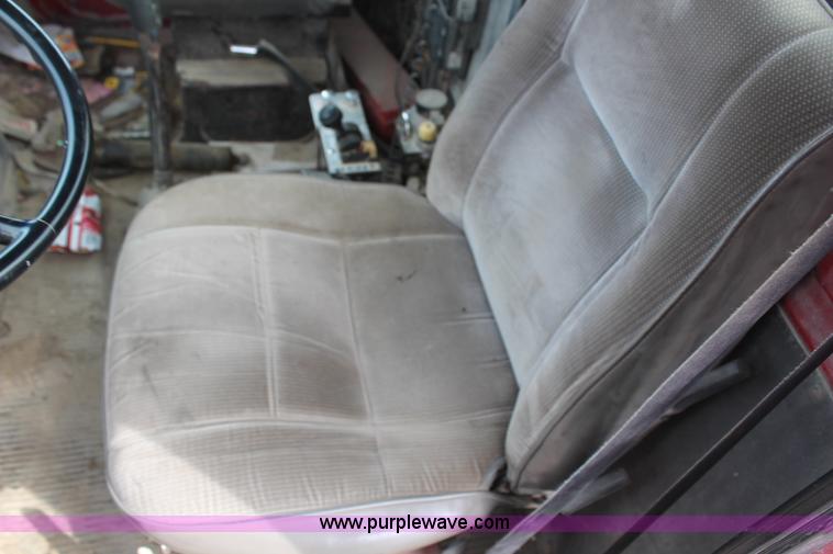 image for item H1417 1992 Ford LT9000 semi tractor