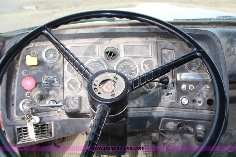 image for item H1417 1992 Ford LT9000 semi tractor