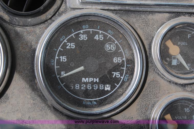 image for item H1417 1992 Ford LT9000 semi tractor