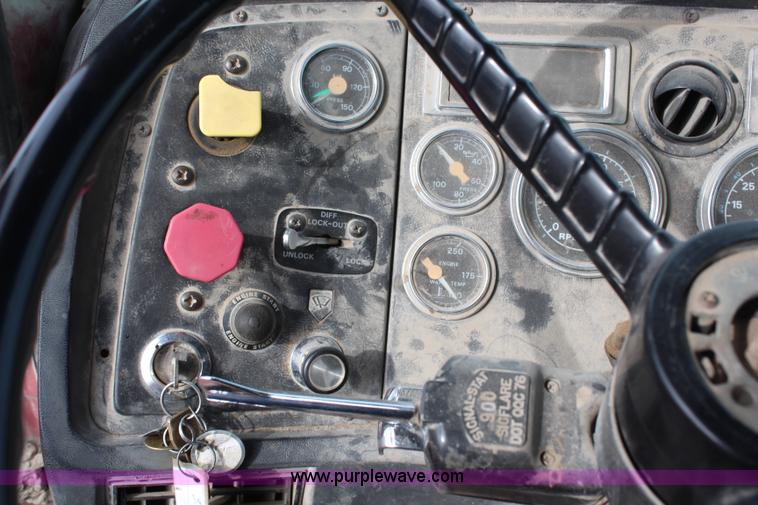 image for item H1417 1992 Ford LT9000 semi tractor