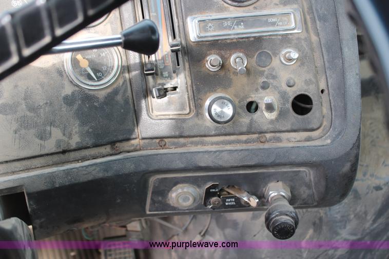 image for item H1417 1992 Ford LT9000 semi tractor