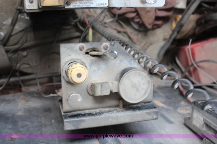 image for item H1417 1992 Ford LT9000 semi tractor