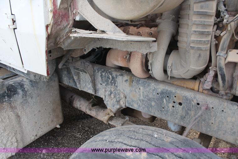 image for item H1417 1992 Ford LT9000 semi tractor