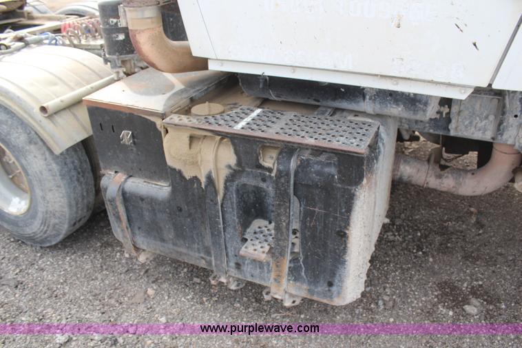 image for item H1417 1992 Ford LT9000 semi tractor