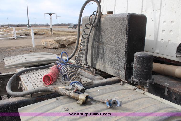 image for item H1417 1992 Ford LT9000 semi tractor