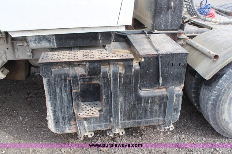 image for item H1417 1992 Ford LT9000 semi tractor