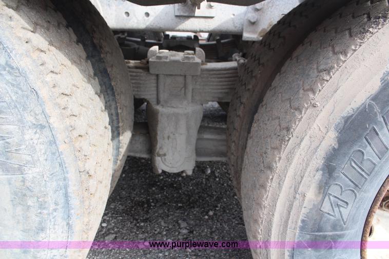 image for item H1417 1992 Ford LT9000 semi tractor