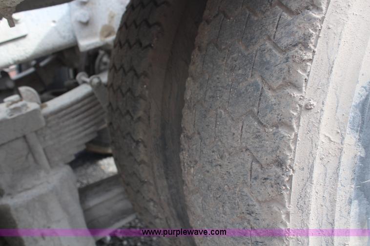 image for item H1417 1992 Ford LT9000 semi tractor