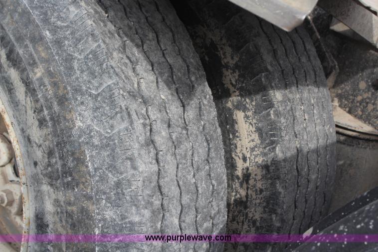 image for item H1417 1992 Ford LT9000 semi tractor