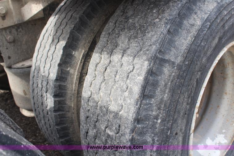 image for item H1417 1992 Ford LT9000 semi tractor