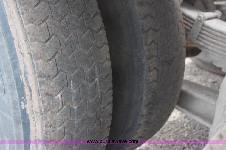 image for item H1417 1992 Ford LT9000 semi tractor