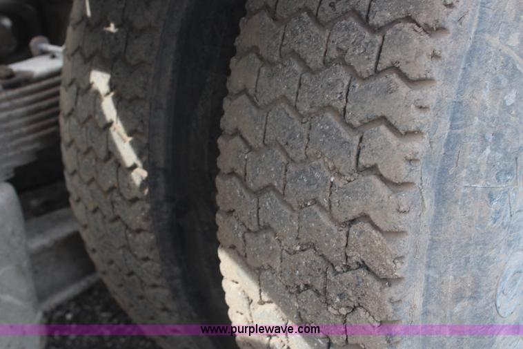 image for item H1417 1992 Ford LT9000 semi tractor