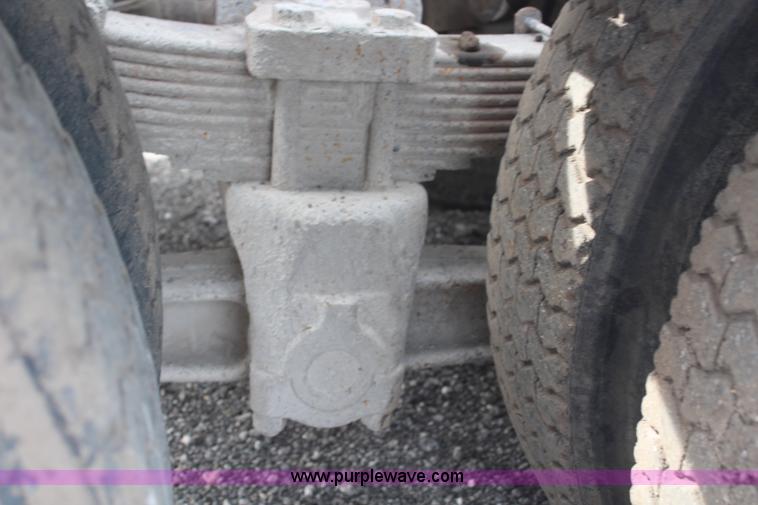 image for item H1417 1992 Ford LT9000 semi tractor