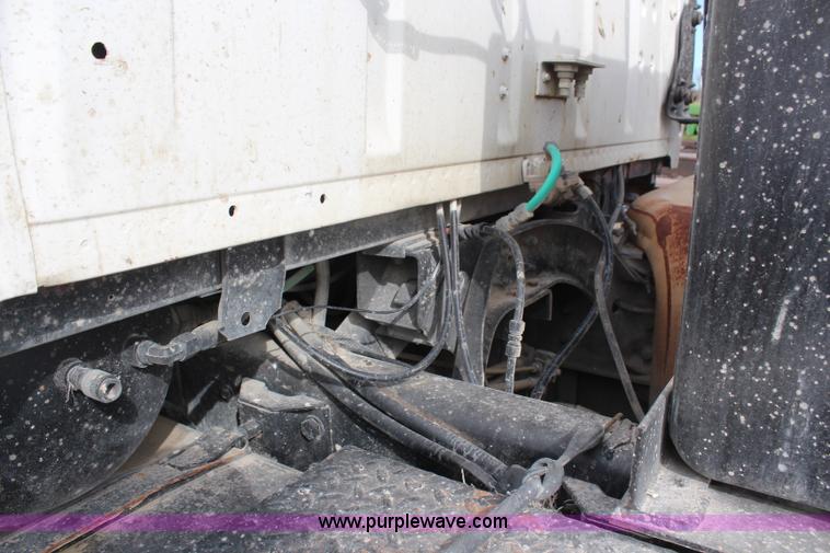 image for item H1417 1992 Ford LT9000 semi tractor