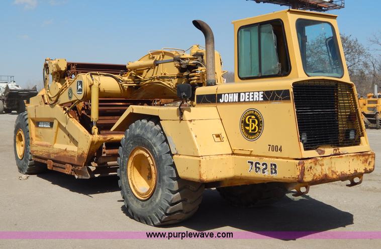 image for item H3478 1993 John Deere 762B paddle scraper