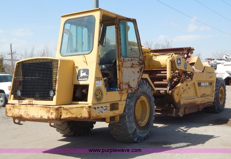 image for item H3478 1993 John Deere 762B paddle scraper