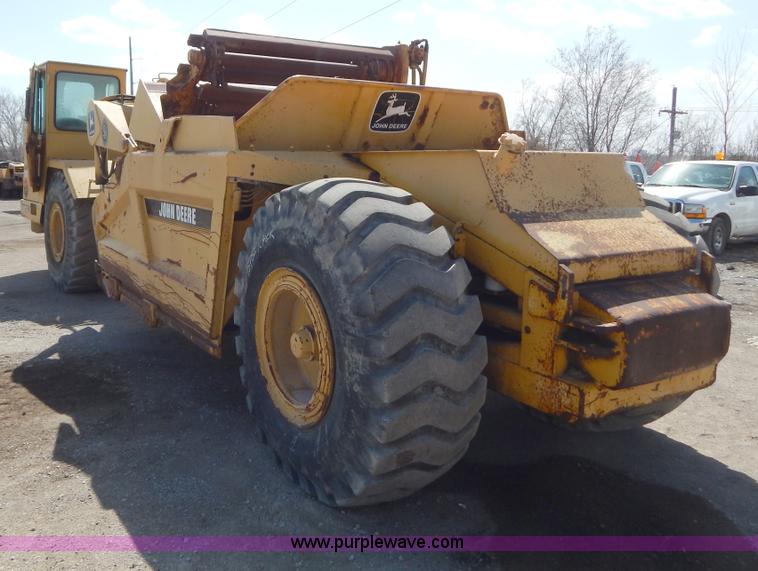 image for item H3478 1993 John Deere 762B paddle scraper