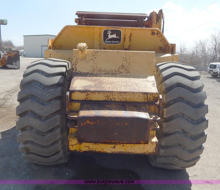 image for item H3478 1993 John Deere 762B paddle scraper