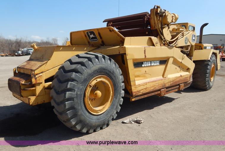 image for item H3478 1993 John Deere 762B paddle scraper