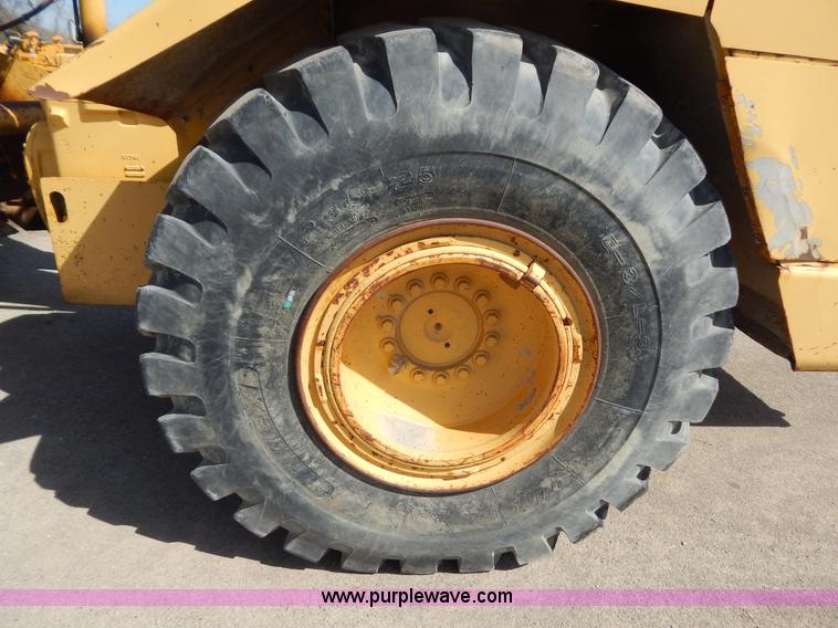 image for item H3478 1993 John Deere 762B paddle scraper