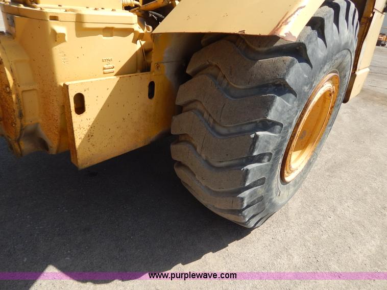 image for item H3478 1993 John Deere 762B paddle scraper