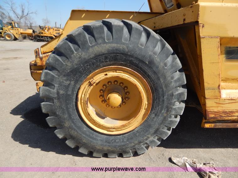 image for item H3478 1993 John Deere 762B paddle scraper