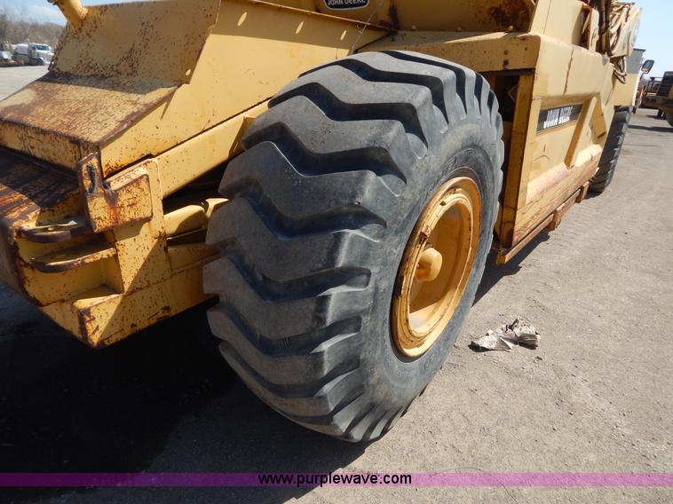 image for item H3478 1993 John Deere 762B paddle scraper