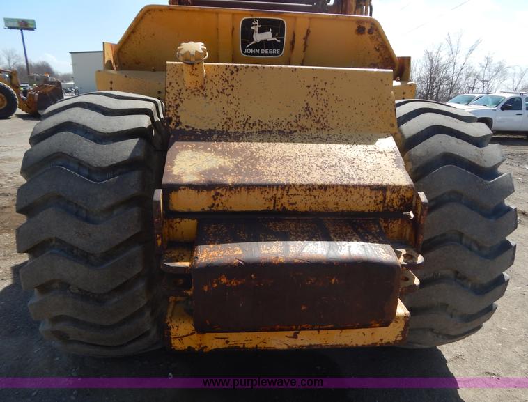 image for item H3478 1993 John Deere 762B paddle scraper