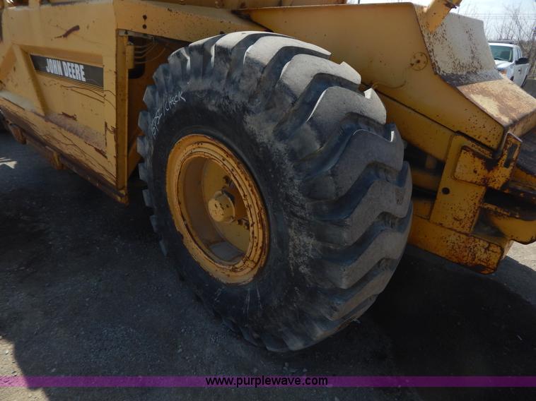 image for item H3478 1993 John Deere 762B paddle scraper