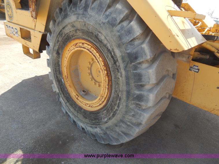 image for item H3478 1993 John Deere 762B paddle scraper