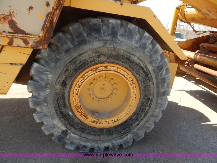 image for item H3478 1993 John Deere 762B paddle scraper