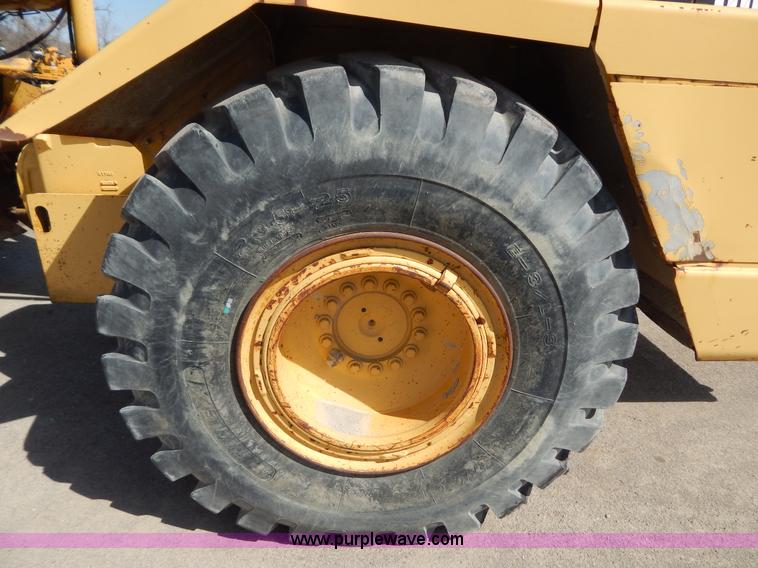 image for item H3478 1993 John Deere 762B paddle scraper