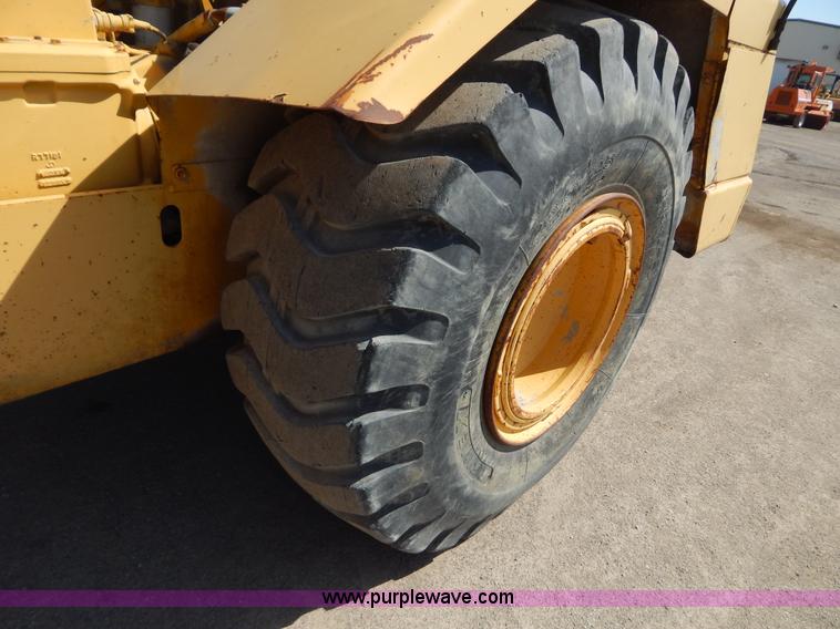 image for item H3478 1993 John Deere 762B paddle scraper