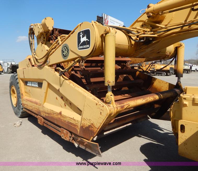 image for item H3478 1993 John Deere 762B paddle scraper