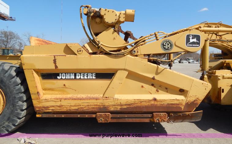 image for item H3478 1993 John Deere 762B paddle scraper