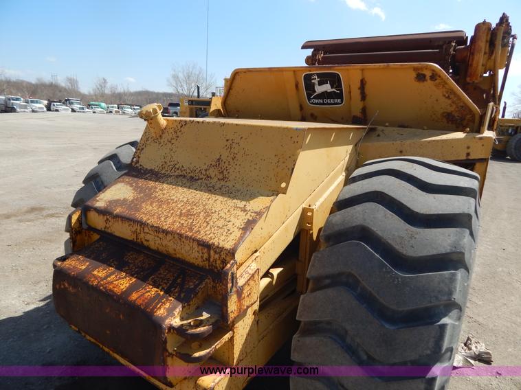 image for item H3478 1993 John Deere 762B paddle scraper