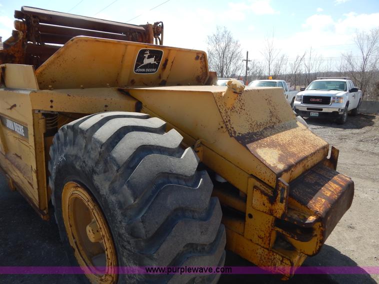 image for item H3478 1993 John Deere 762B paddle scraper