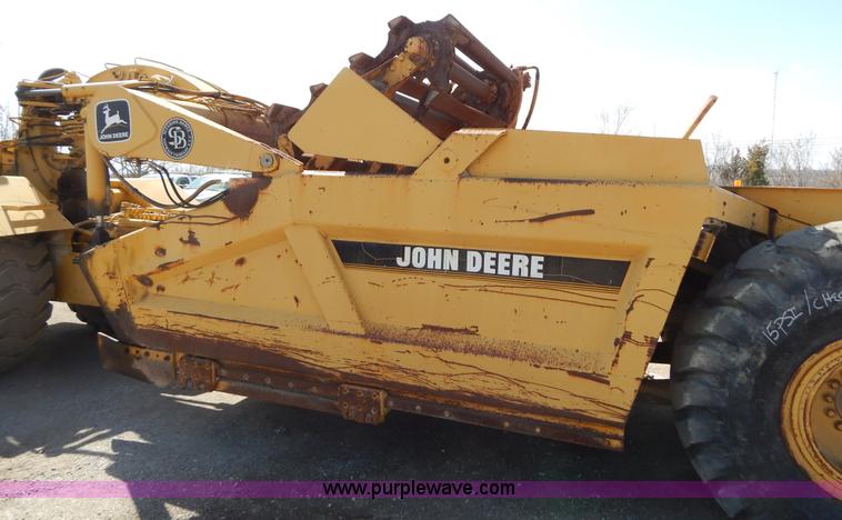 image for item H3478 1993 John Deere 762B paddle scraper