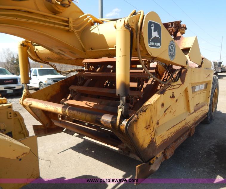 image for item H3478 1993 John Deere 762B paddle scraper