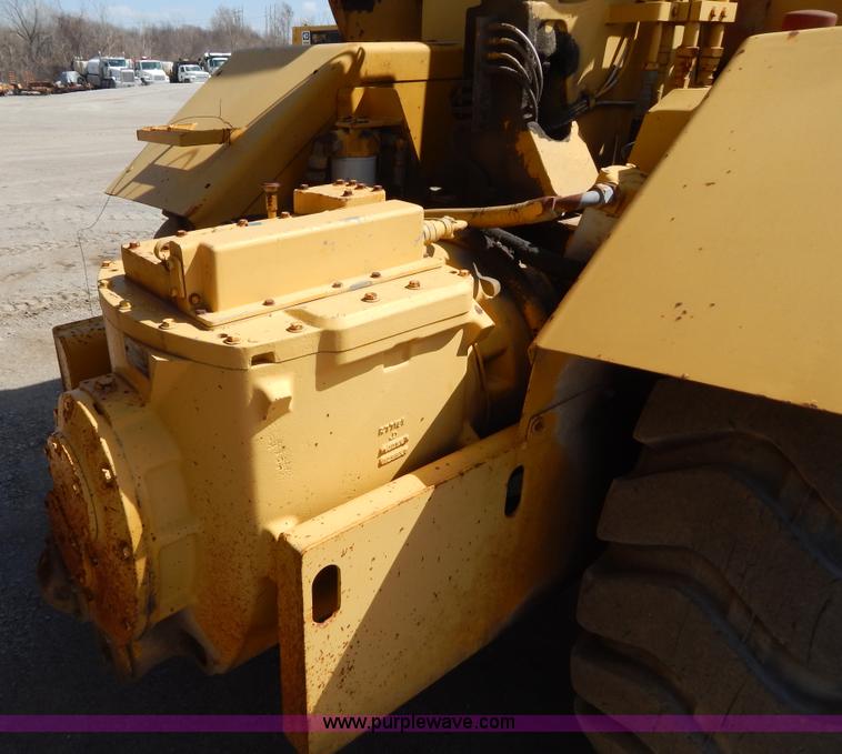 image for item H3478 1993 John Deere 762B paddle scraper