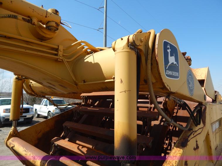 image for item H3478 1993 John Deere 762B paddle scraper