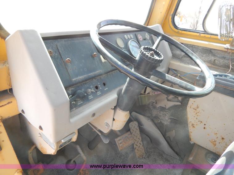 image for item H3478 1993 John Deere 762B paddle scraper