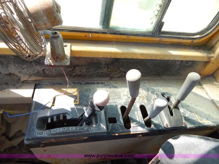 image for item H3478 1993 John Deere 762B paddle scraper