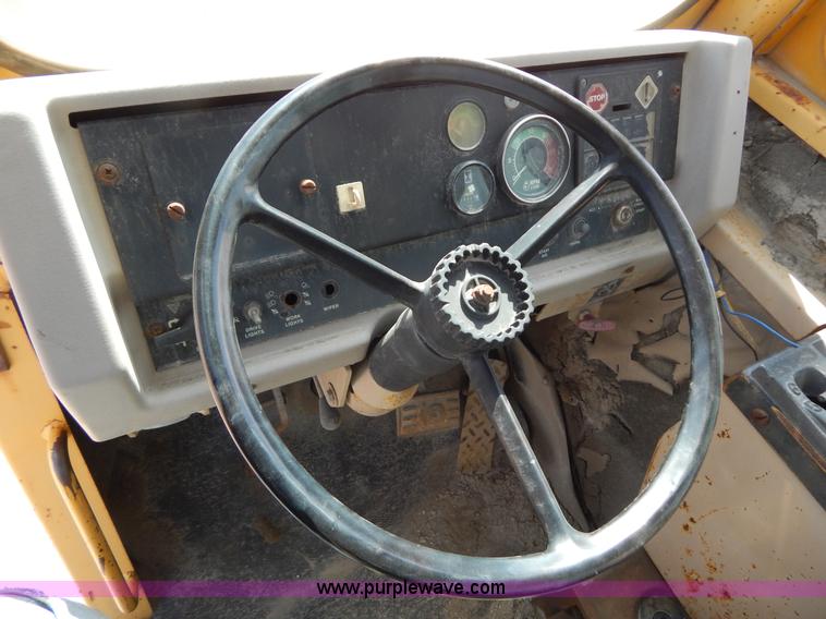 image for item H3478 1993 John Deere 762B paddle scraper