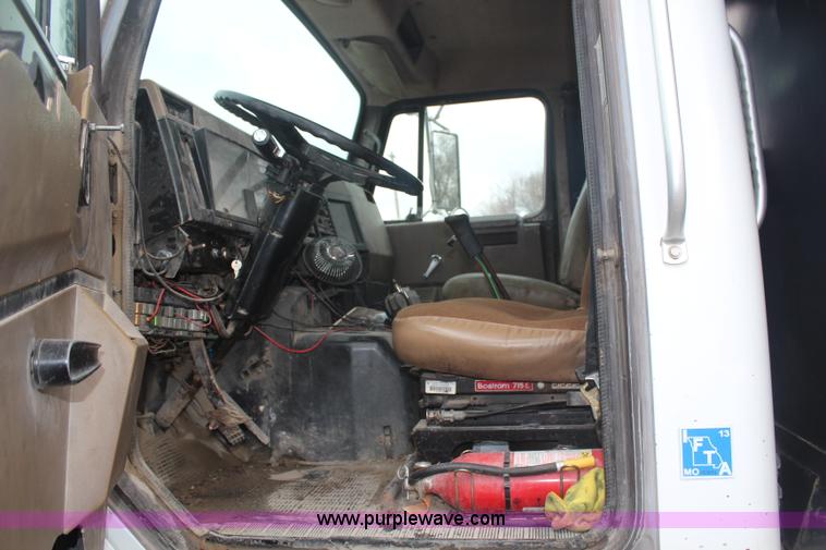 image for item H6178 1991 International 8100 dump truck