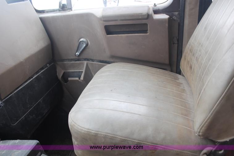 image for item H6178 1991 International 8100 dump truck